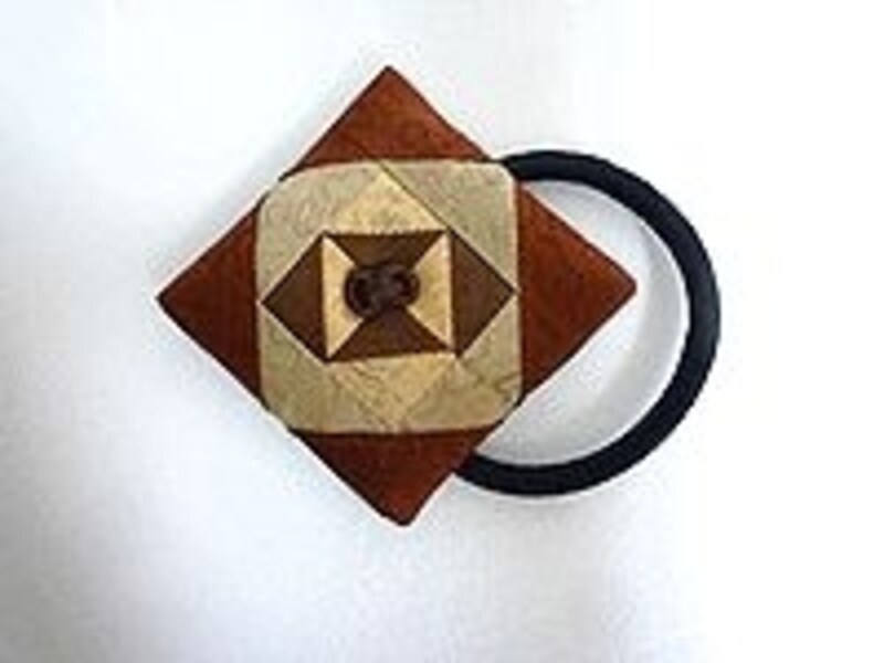 小さいながら凝ったお土産。色違いで数種あります