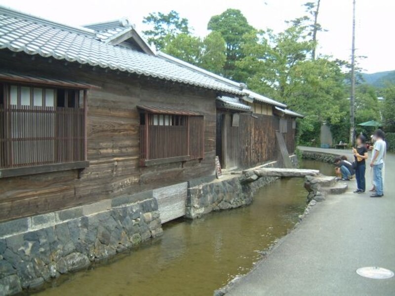 藍場川の清らかな流れと旧湯川家屋敷