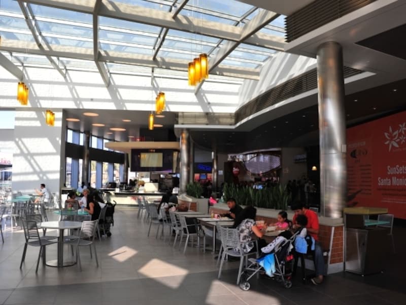 ガラス張りの天井から太陽が降り注ぐ3階のフードコート