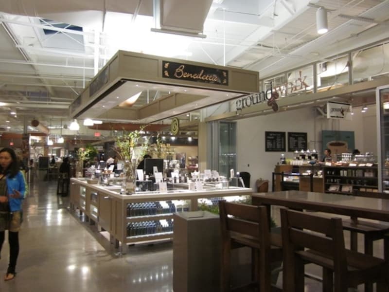 ベイカリーやオーガニックショップなど約10店舗ある