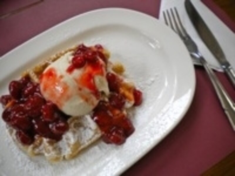 トッピング付きのリエージュ風ワッフル