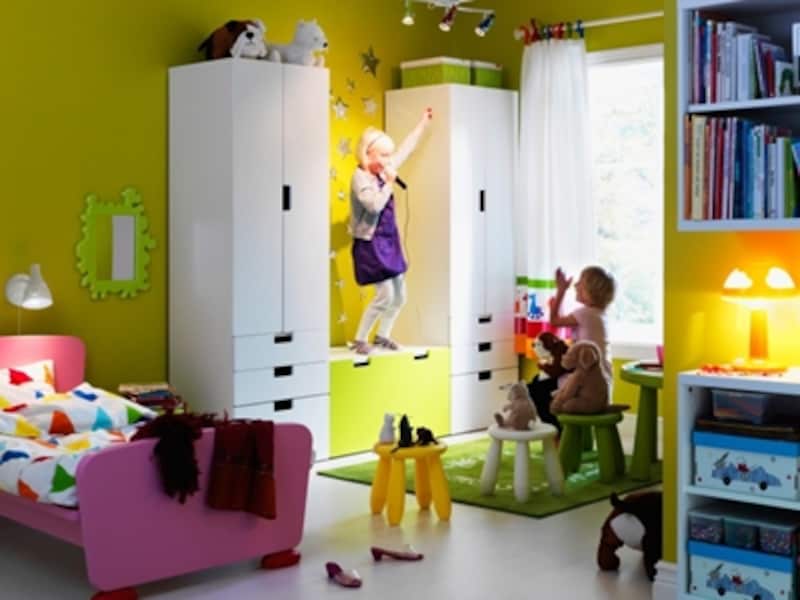 扉や引き出し、ボックスなどを自由に組み合わせて使えるカラフルな子ども用家具シリーズ