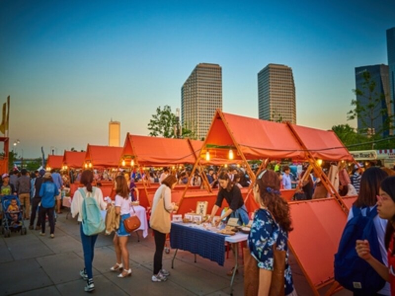 掘り出し物が見つかるナイトマーケット。夜も賑やかなソウルです。写真は汝矣島(ヨイド)のナイトマーケット