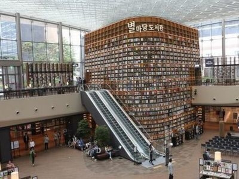 本棚もアートな、おしゃれでオープンな図書館。雑誌が充実してるのもいい!