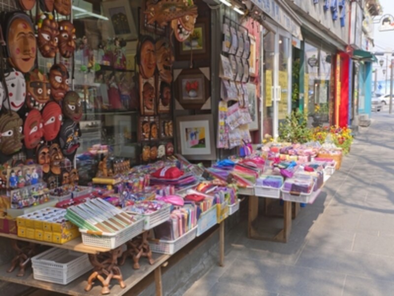 韓国伝統茶やお菓子が食べられる伝統茶屋が多いのもこのエリアの特徴。韓国らしいお土産を売る店が、通りの両側に何件も並んでいるので、いろいろ品定めしてみてください!