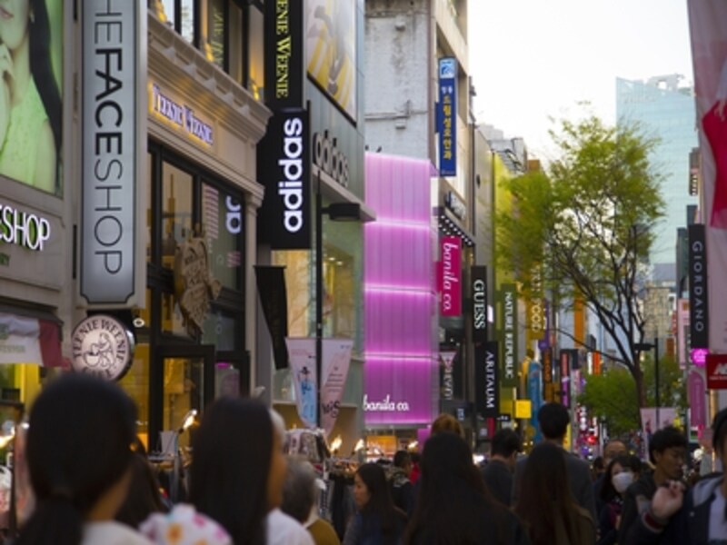 昼も夜もエネルギッシュな街、明洞。流行のグルメもショッピングもここにあります