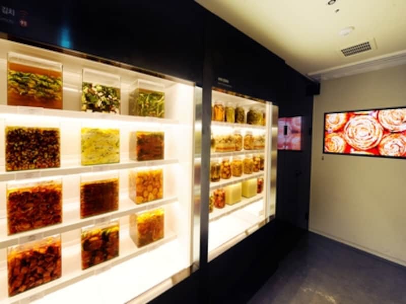 様々な種類のキムチと、世界の漬けものなどが展示されているキムチウム。見ているだけで楽しい工夫があるミュージアムです