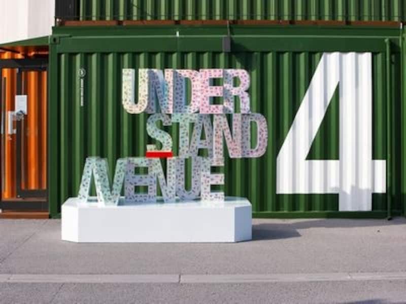コンテナの中にアパレル、雑貨など、レストランなどが入店しているUNDER STAND AVENUE