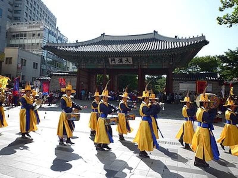 広い公園のような古宮。ソウル広場のすぐ前です。