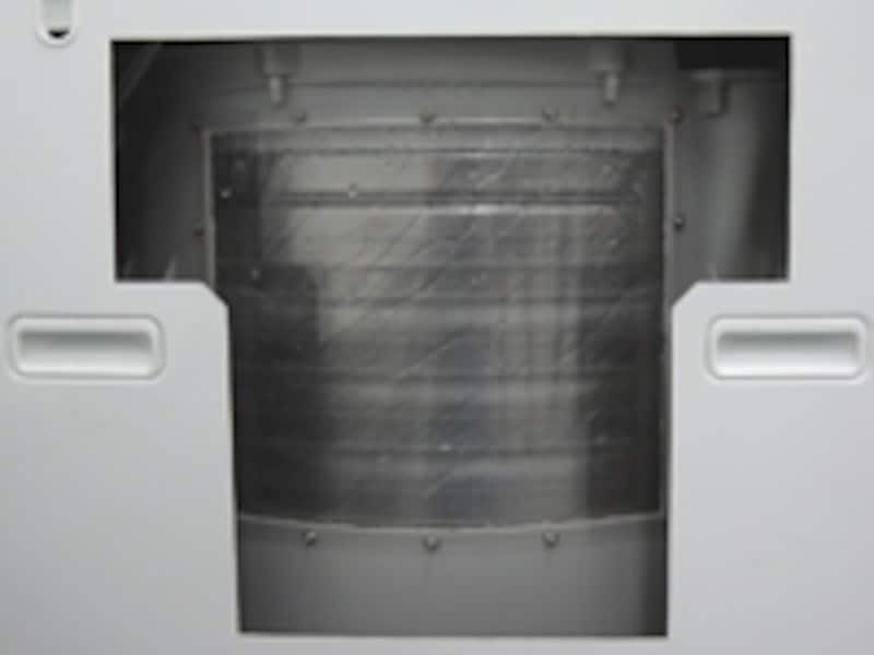 カットモデルで「自動おそうじ」をしている様子を拝見！ 水が斜めに流れて壁面を洗い流している