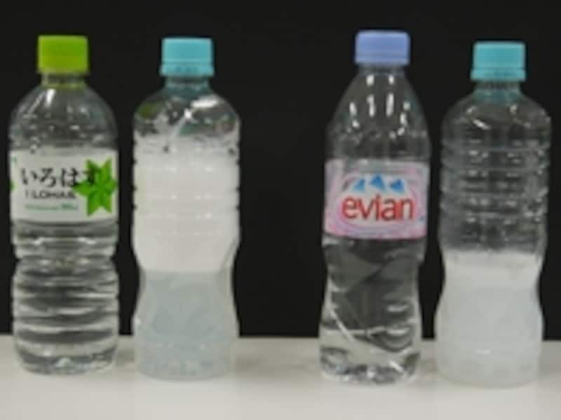 水の硬度の違いにより、洗剤の泡立ちが違う(※右が硬度が高い水)ことから、硬度を検知し洗剤量を調整する機能はユニーク