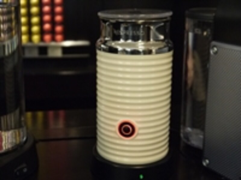 簡単にミルクを泡立てることができる「エアロチーノ」があれば、さらに飲み方のバリエーションが広がります（※カラーは白・黒・赤があります）