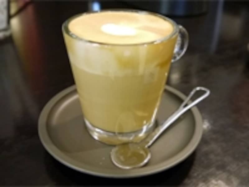 エスプレッソにフォームミルクを注けば、あっというまに本格的なカプチーノが楽しめます