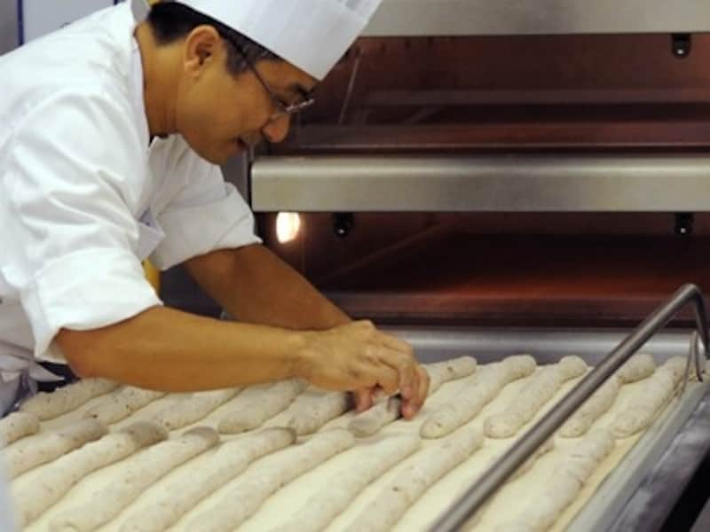 クープを入れる山崎豊シェフ