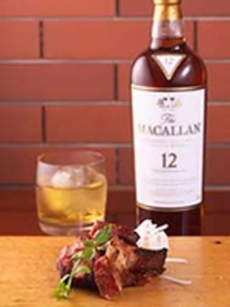 ザ・マッカラン12年水割とベーコンステーキ(料理撮影/川田雅宏)