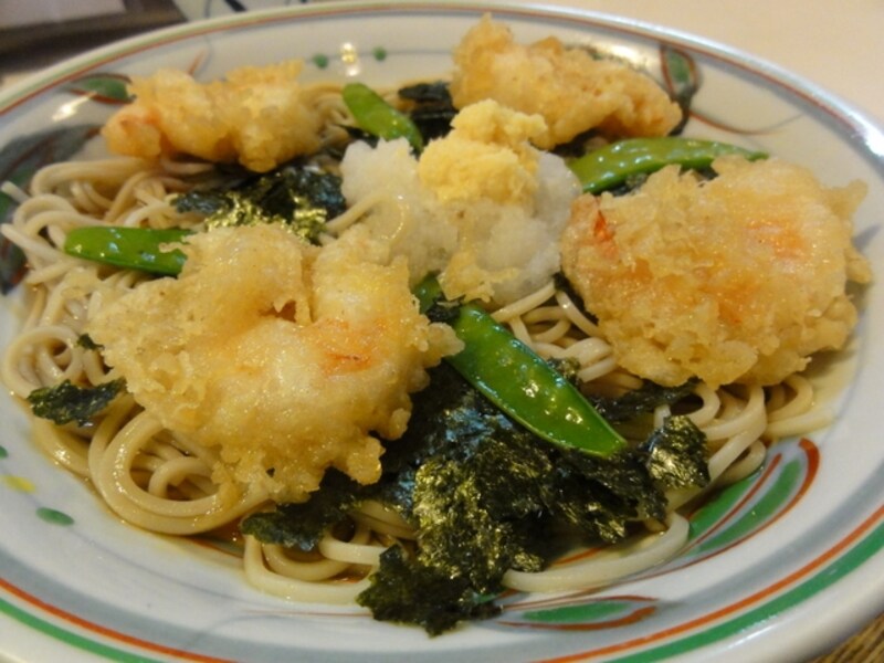 熱々のエビの天ぷらが冷たいお蕎麦の上にのっている。おいしい！