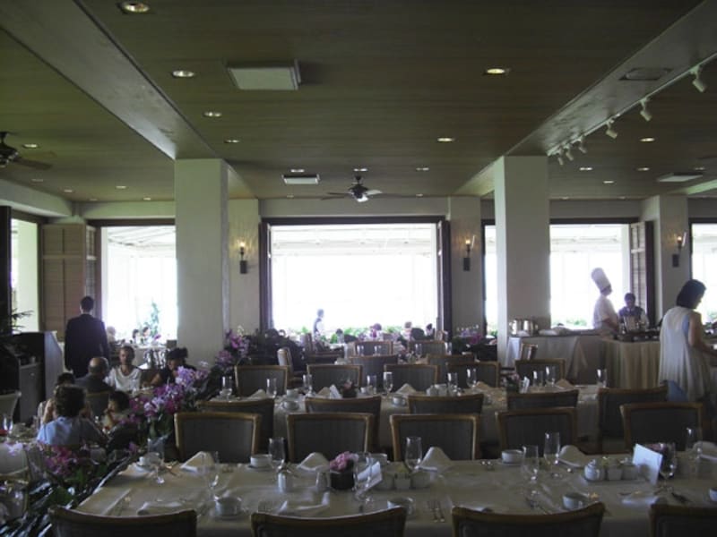 海風を感じるさわやかなレストラン。店名のオーキッズ（蘭）の花が至るところに飾られています
