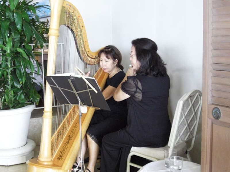 レストランには、ハープとフルートの美しい音色が流れます