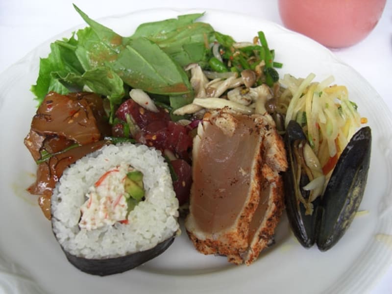 サラダやシーフードなど前菜も豊富。グリーンパパイヤのサラダが美味