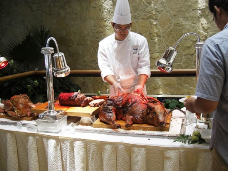その姿にちょっとビックリな子豚の丸焼きとローストチキン