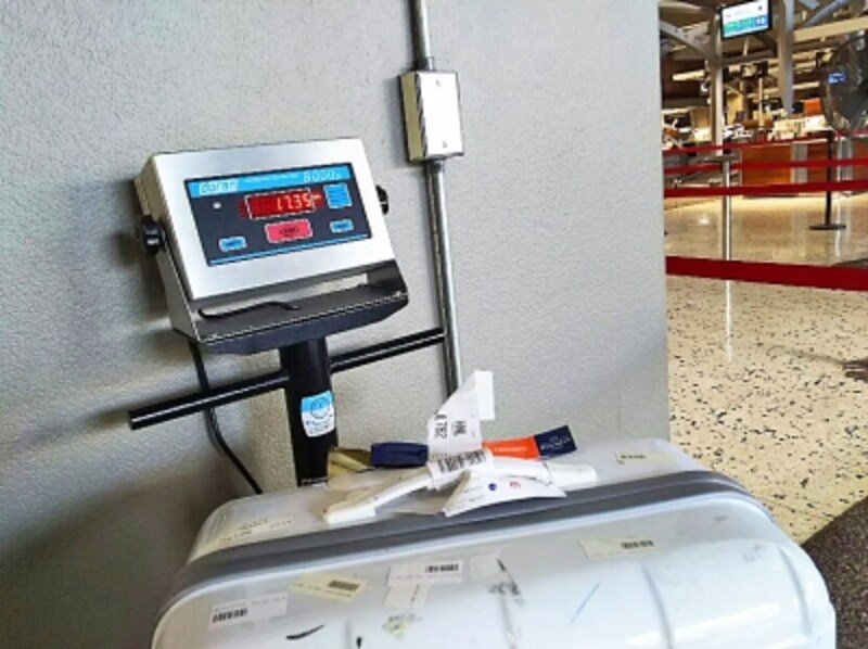 スーツケースを預ける前に、秤で重さをチェックできる