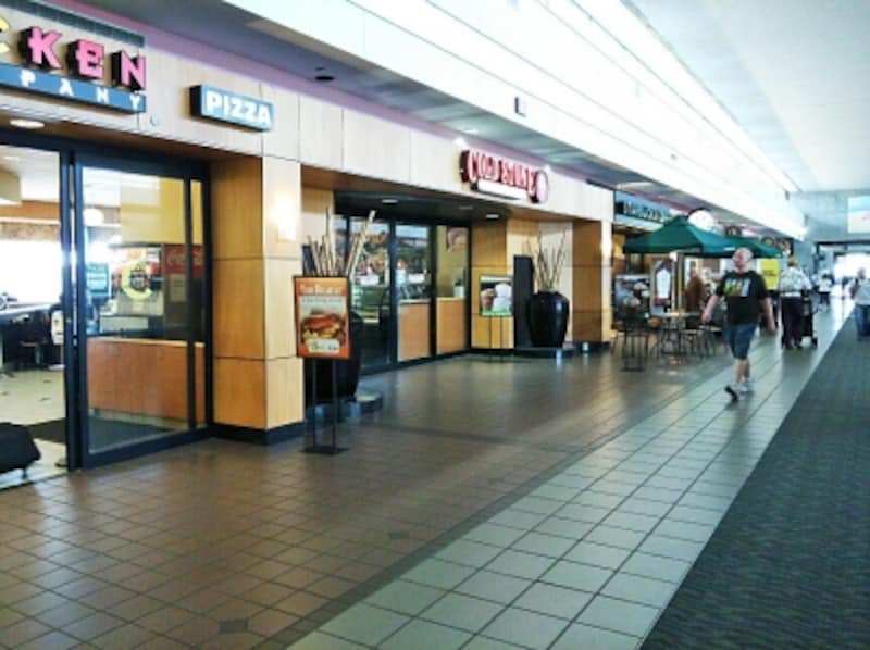 搭乗ゲート前にはファストフードやカフェがある
