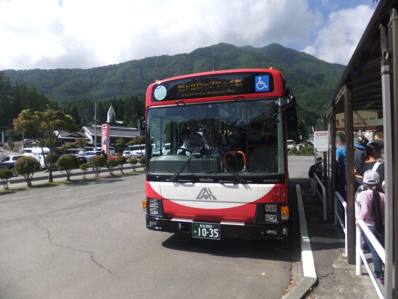 駒ヶ岳ロープウェイ駅行きの路線バス（中央アルプス観光バス）