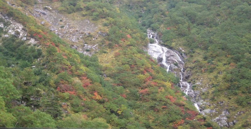 ロープウェイからの眺め／中御所三十八滝と紅葉