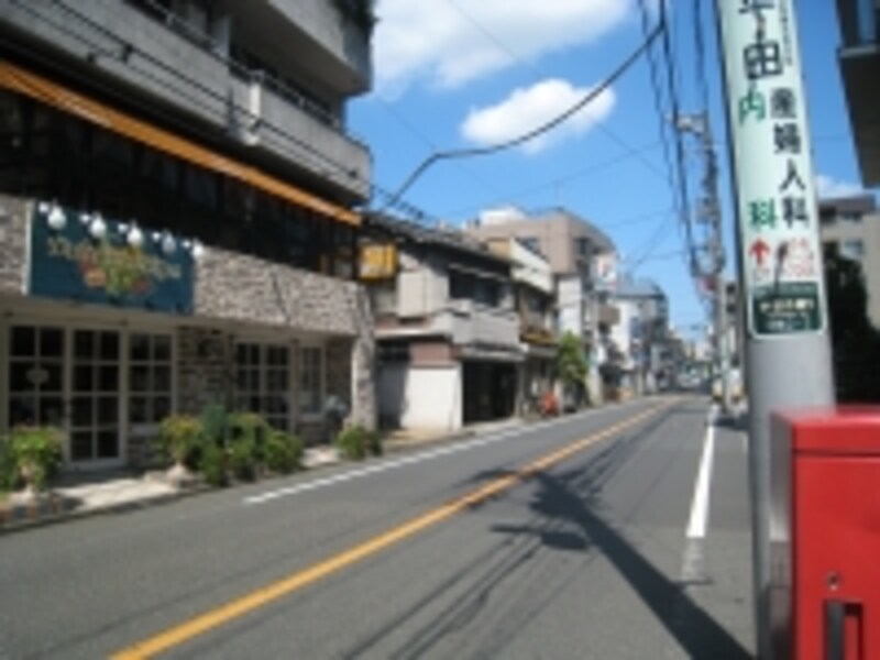 古い店も残る街並み