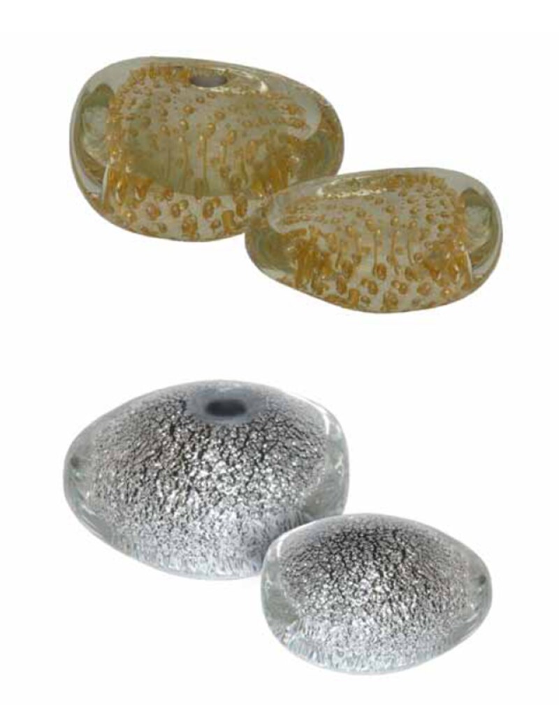 PAPER WEIGHT ¥22,050 W8.5 X D10 X H5 CM VASE ¥31,290 W17 X D13.5 X H10 CM COLOR:TRANSPARENT GOLD/undefinedundefinedTRANSPARENT SILVER MATERIAL: MURANO GLASS