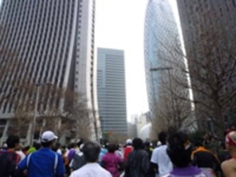 「東京マラソン」ビルの谷間を走るのも大都市マラソンの魅力？