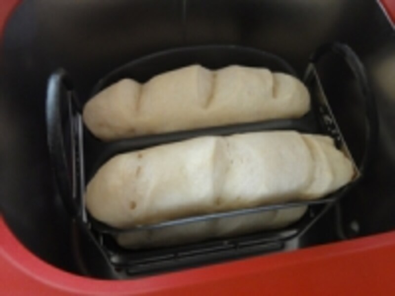 専用のバゲットトレーを使えば、本格的なフランスパンがホームベーカリー本体で焼ける