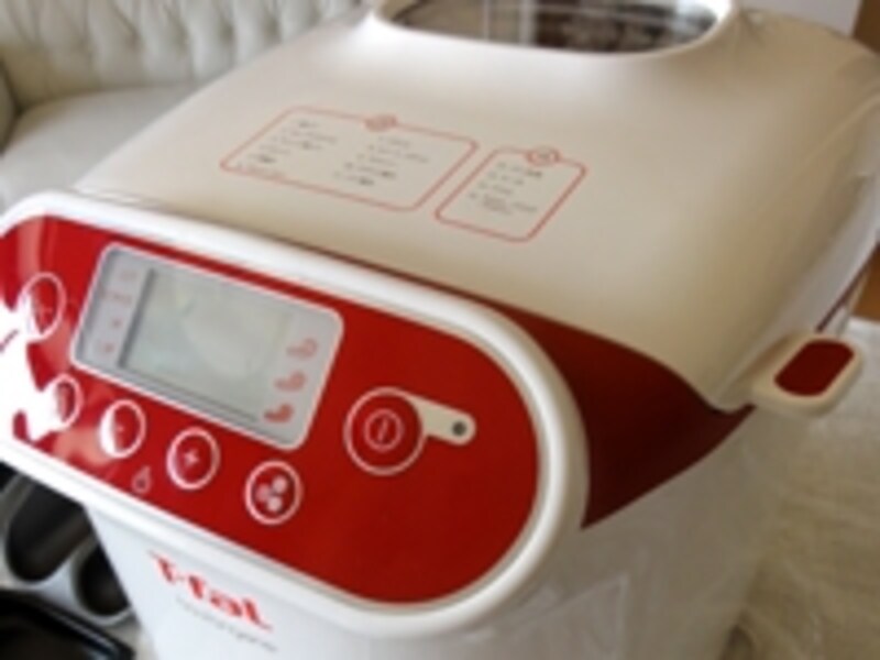 白やパステルカラーが多いホームベーカリーの中で、ビビッドな赤を取り入れたデザインは新鮮