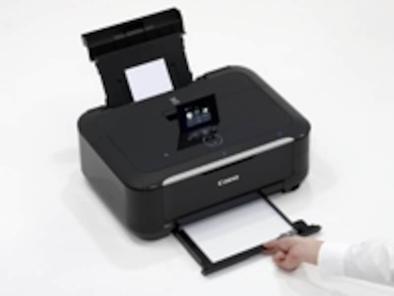 背面トレイは厚手の用紙などに印刷する場合に便利だが、上部や背面に若干のスペースが必要になるのが難点だ