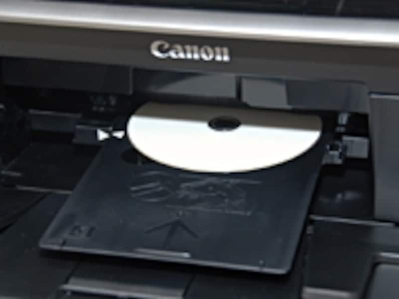 ラベル印刷機能は進化していない。同梱のトレイを本体にしまう場所がほしいところだ