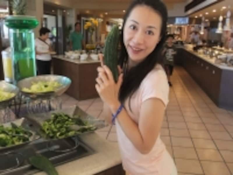 サラダは盛り付けが美しく、ドレッシングトッピングも10種類以上！思わず私もニッコリ。