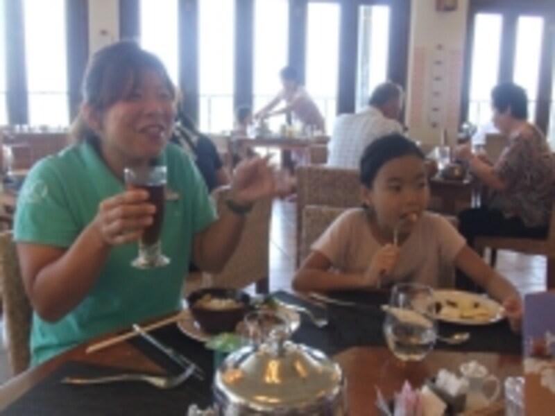 レストランでは、G.Oや他の国から来たお客さんと一緒のテーブルになることも！