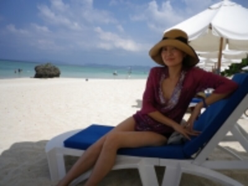 プライベートビーチでくつろぐ、桜沢エリカさん。