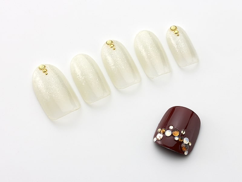 3つ並んだストーンがアクセント