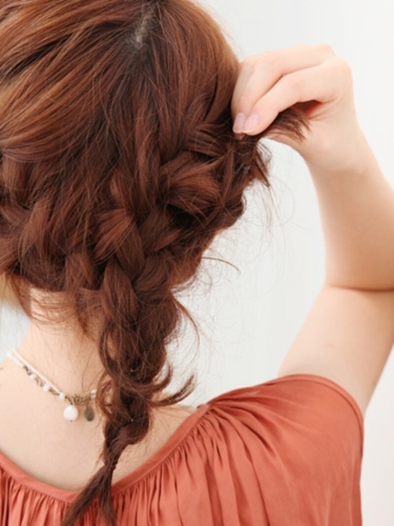 右の毛束はそのまま下に残して置く