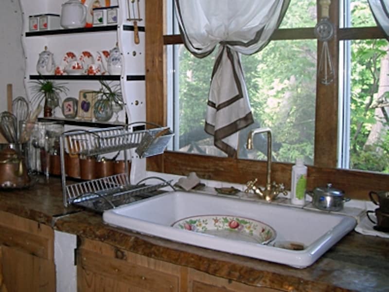 木製のカウンターと白いシンク、すべてが奥様の好み通りの手作りキッチン。