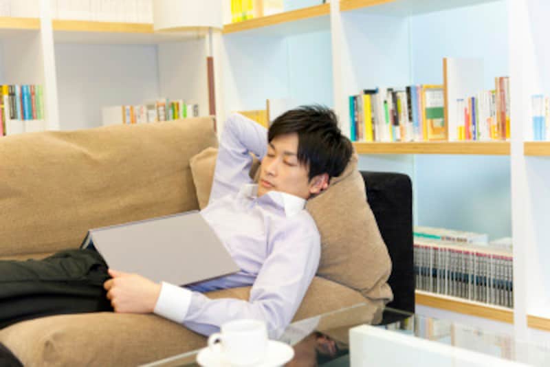 酔っ払って帰宅して、そのままソファで爆睡…最も避けるべき睡眠スタイル。浴槽にゆっくり浸かってリラックスできれば自然に眠くなってくる