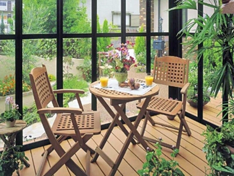 半分屋外・半分屋内の空間は季節を感じられてペットたちにも居心地のいい空間に[フィリア/TOEX・LIXIL]