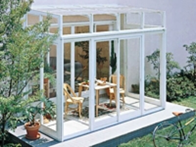 サンルームに小さなテーブルや椅子を置けば自分だけの居場所が完成する[ルームトラス/トステム・LIXIL]