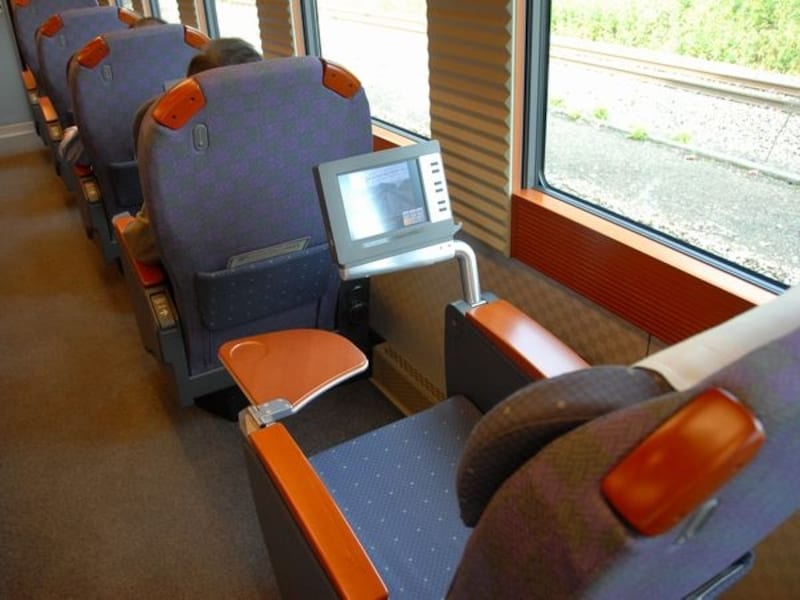 テーブルとモニター