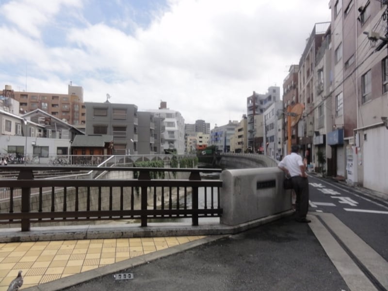 この先、新宿区側に「弁天」という行列のできるラーメン店がある。