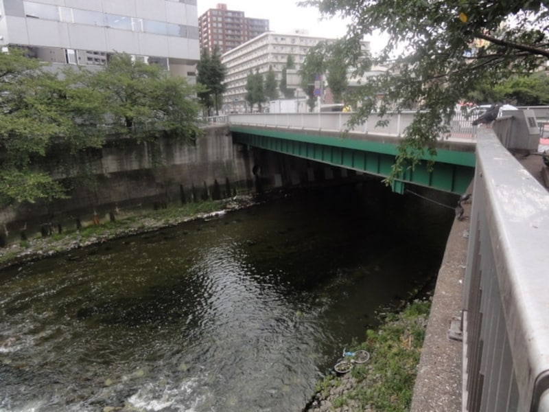 橋のたもとには「一級河川undefined神田川」の看板が立っている。