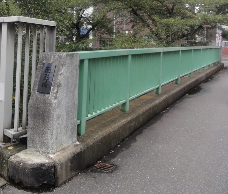 「姿見の橋」は立派な太鼓橋で、安藤広重の浮世絵にも描かれている