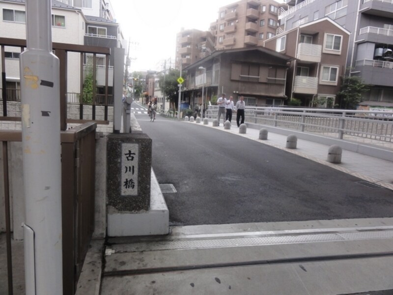 川の北側は小日向台地が広がっている