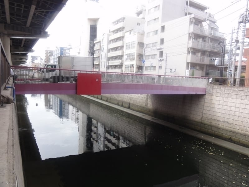 左側（北側）に小桜商店街がある。